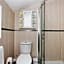 King Room with a shared Kitchen and bathroom in a 5-Bedroom House at Hanwell