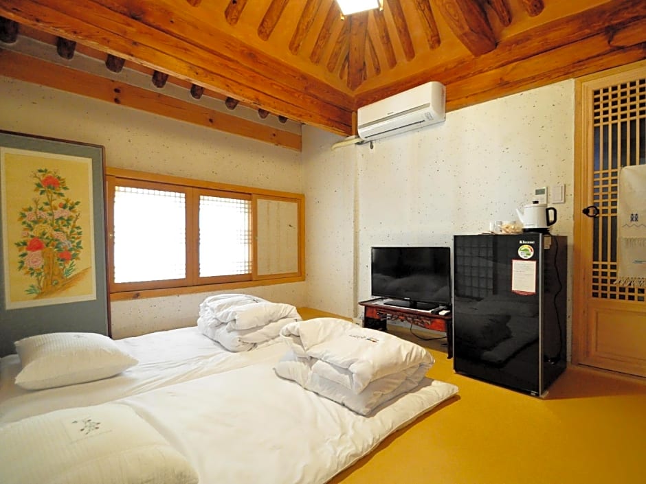 Gallery Jin Hanok Guesthouse