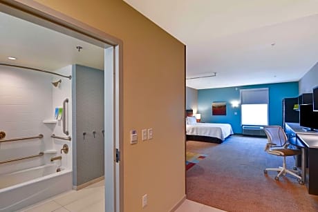 King Suite - Mobility and Hearing Access/Non-Smoking
