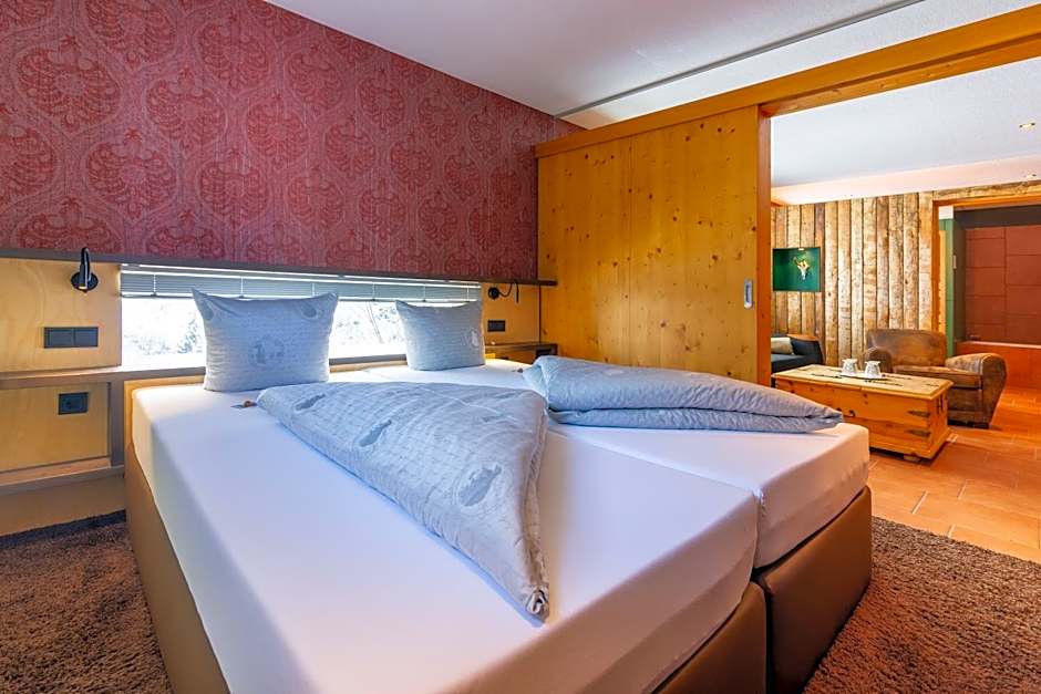 Wohlfühlhotel Hubertushof am Arlberg - Ski-In & Ski-Out - Sky Pool