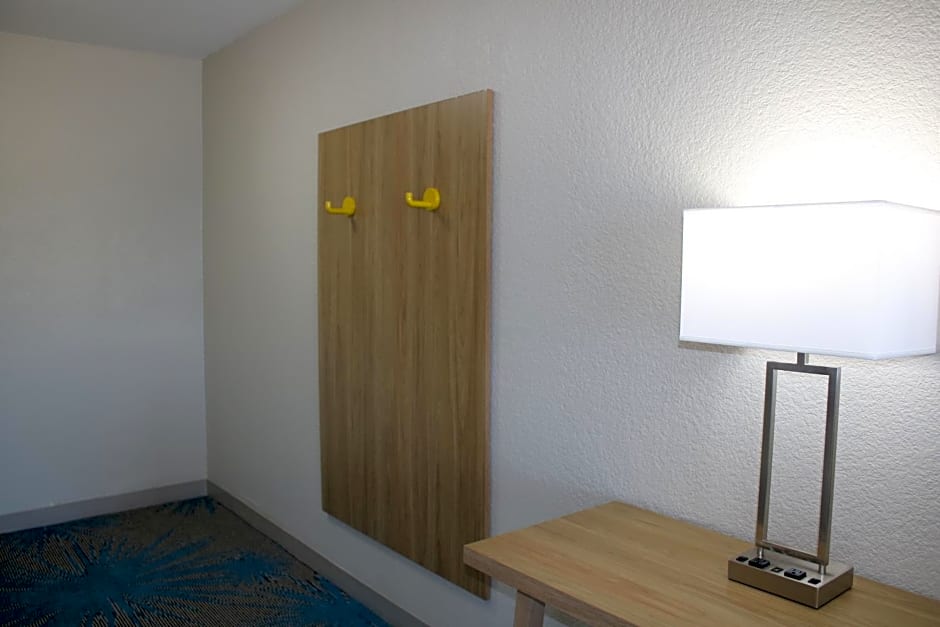 Days Inn by Wyndham Waco University Area