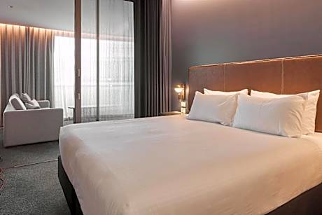 Deluxe Two-Bedroom Apartment with Two King Beds and Balcony