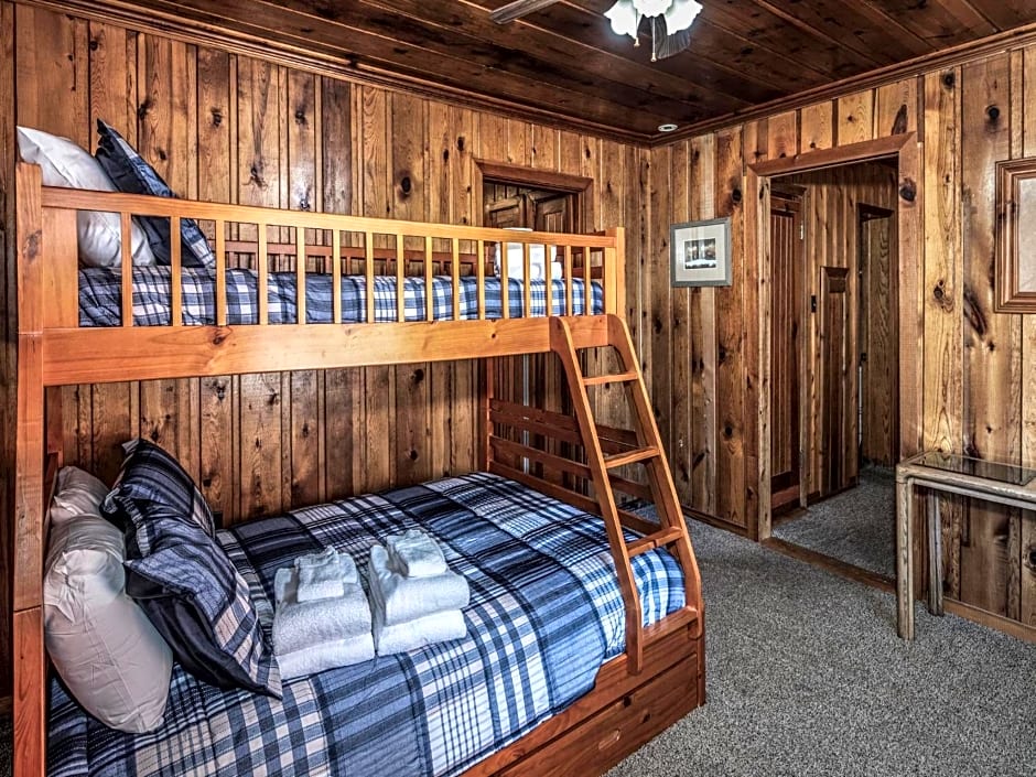 Alpine Cabin, 3 Bedrooms, Deck, Sleeps 8