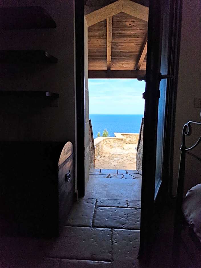 Oliventu - Tra gli ulivi sul mare