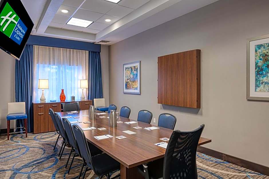 Holiday Inn Express and Suites Edwardsville By IHG