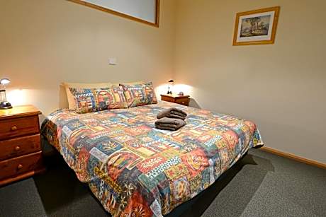 Deluxe Three-Bedroom Apartment (8 Guests)