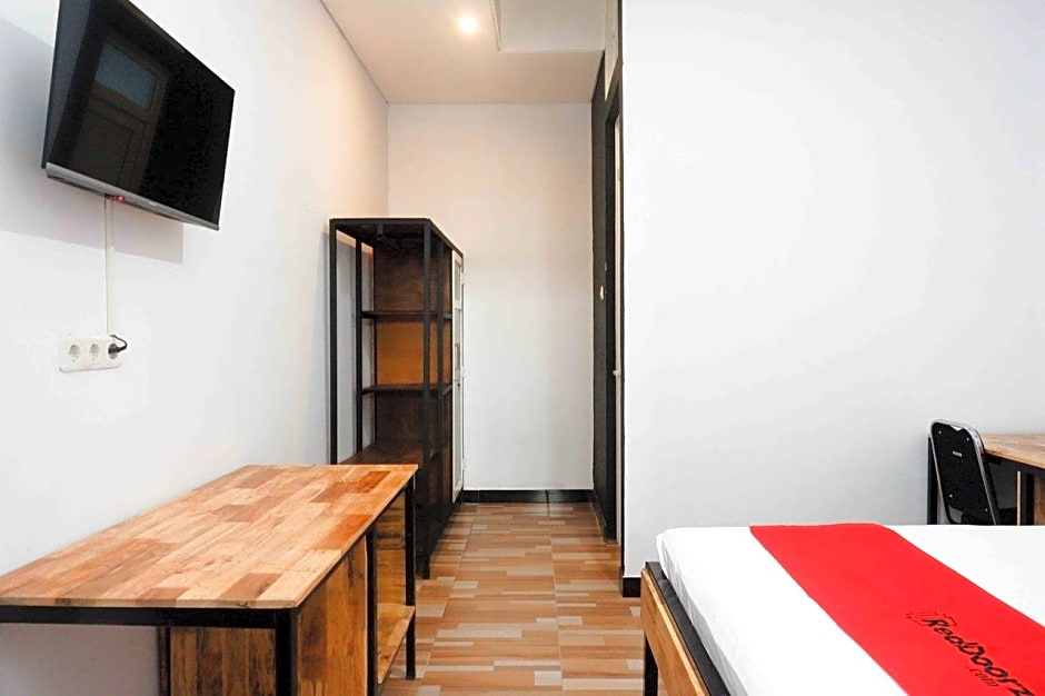 RedDoorz Plus near Patung Kuda Undip