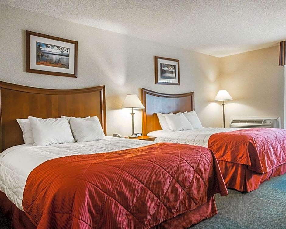 Clarion Inn & Suites At The Outlets Of Lake George