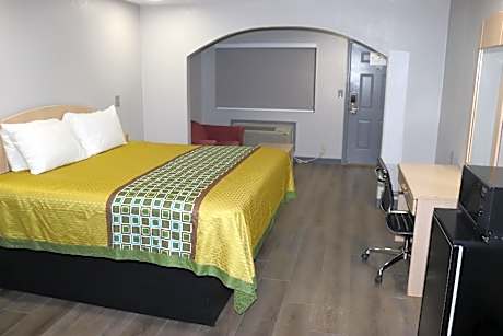 1 King Bed Non-Smoking