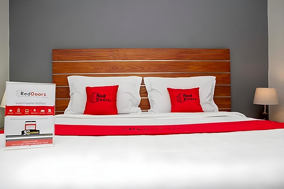 RedDoorz Plus near Asia Afrika 3