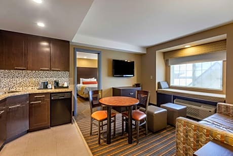 Suite-1 King 1 Queen Non-Smoking Sofabed Full Kitchen Full Breakfast
