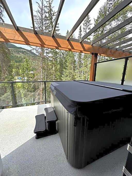 Private Hot Tub Ski In Ski Out Sleeps 9