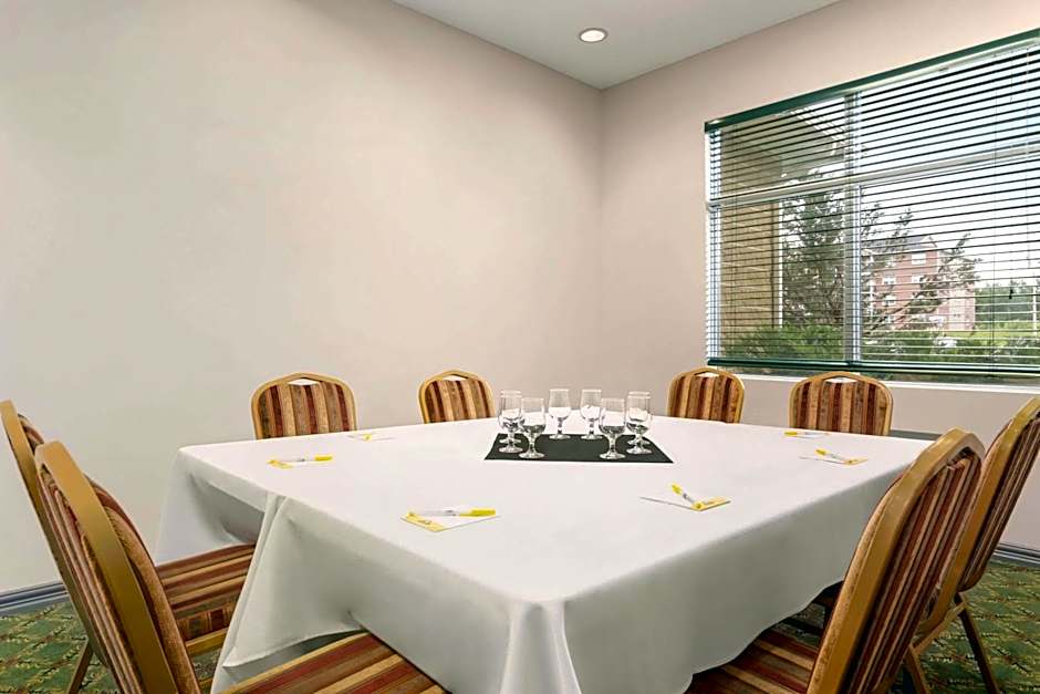 Days Inn & Conference Centre by Wyndham Oromocto