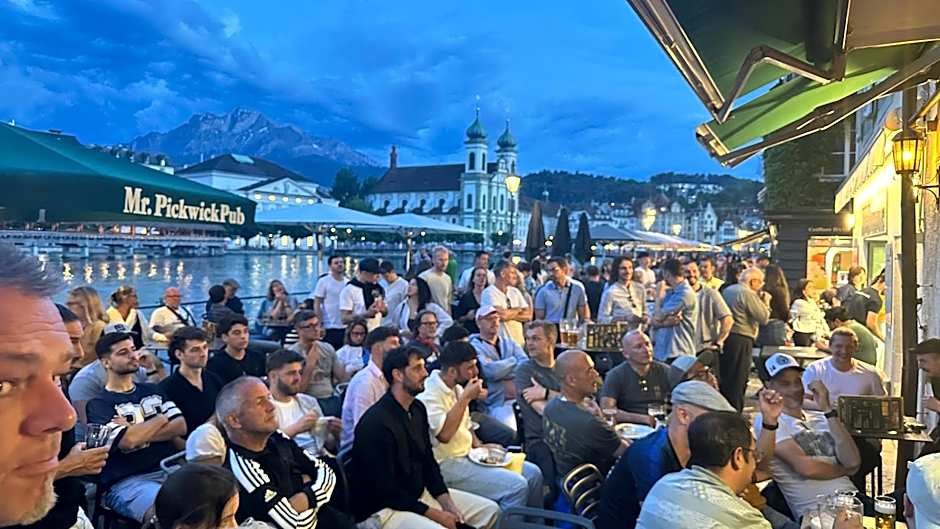 Hotel Pickwick and Pub "the room with a view"