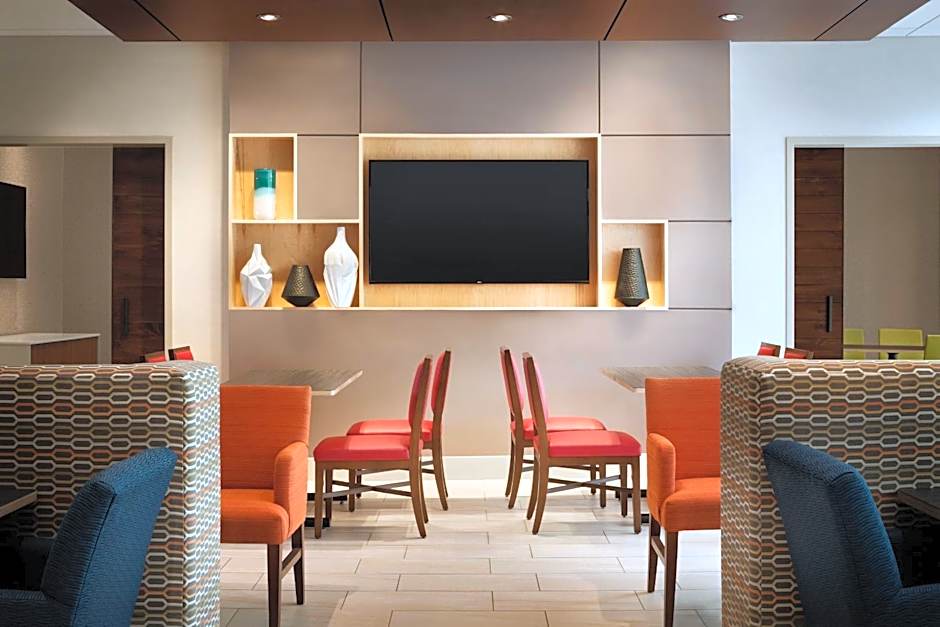 Holiday Inn Express and Suites Calgary Airport Trail NE By IHG