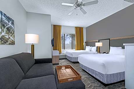 Suite, Multiple Beds (2 Queen Beds and 1 Double Sofa Bed)