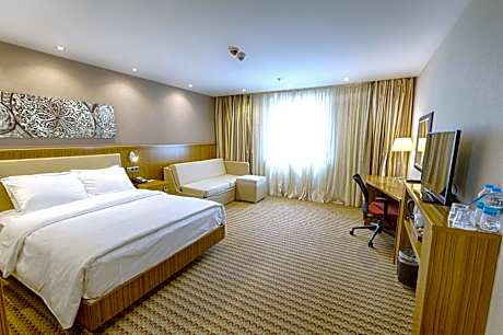 1 Queen Access Roll in Shower - Non Smoking