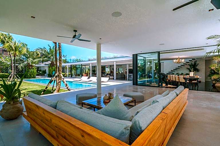 Villa Bull House: Amazing 6 Bedrooms Contemporary Villa in Seminyak