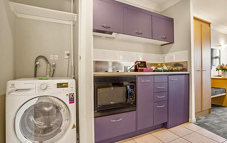 Parkside Hotel & Apartments