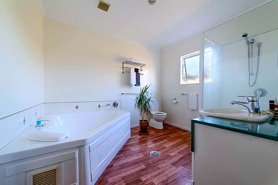 Pacific Coast Motor Lodge