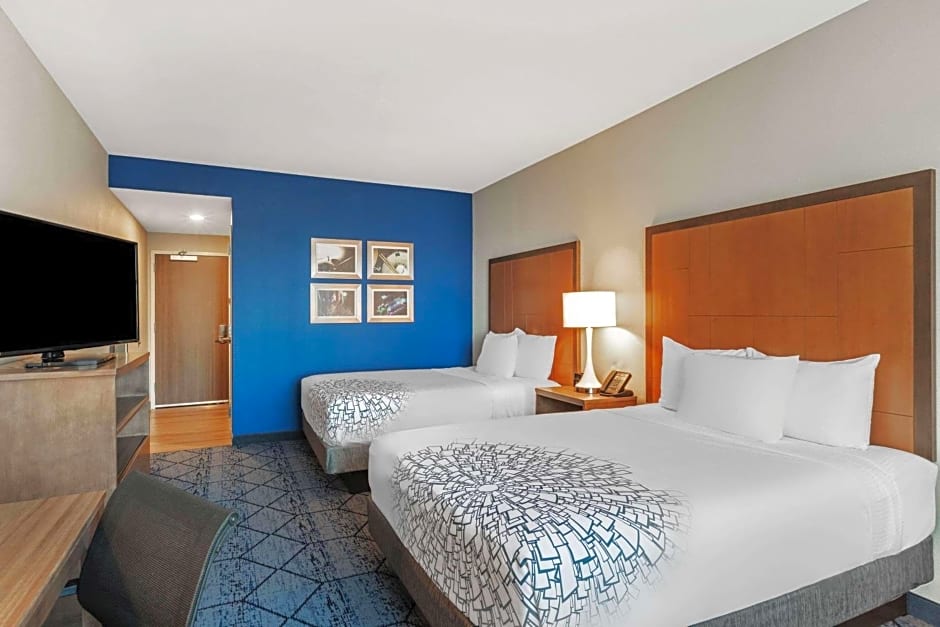 La Quinta Inn & Suites by Wyndham Kansas City Beacon Hill