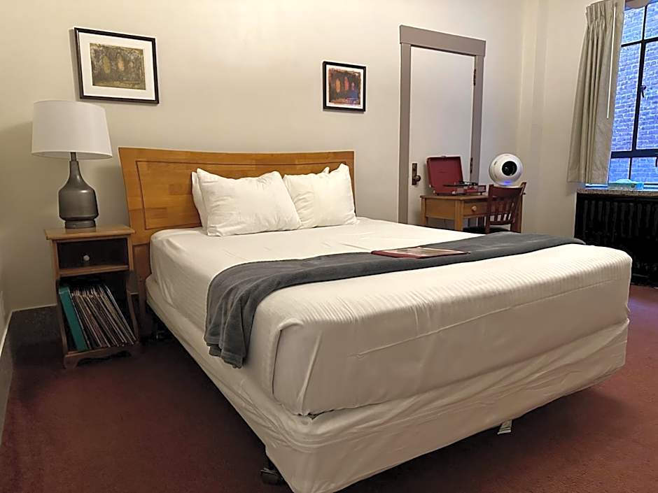 Photo 1 of 11 of Queen Room