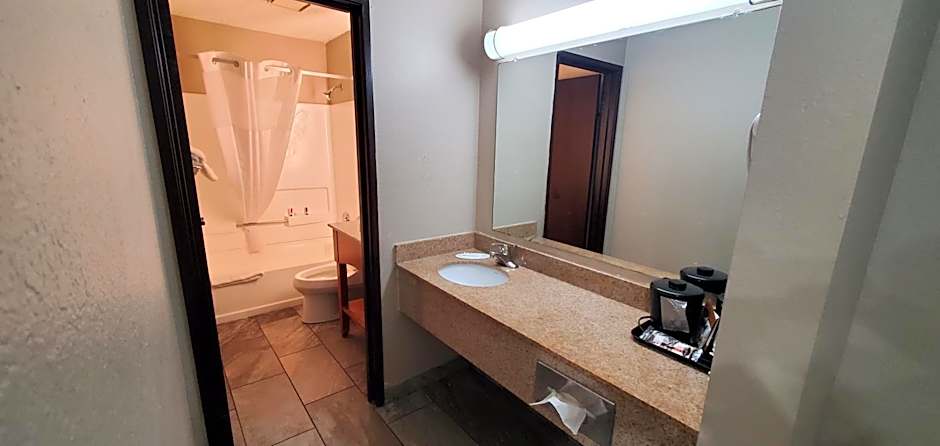 Super 8 by Wyndham Sterling Heights/Detroit Area