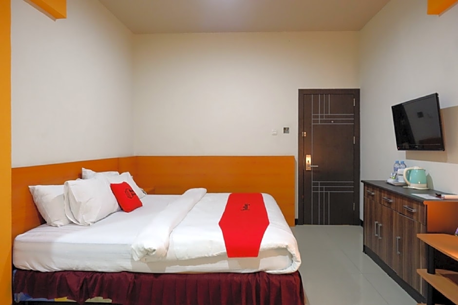 RedDoorz Plus @ Cameloan Hotel Palu