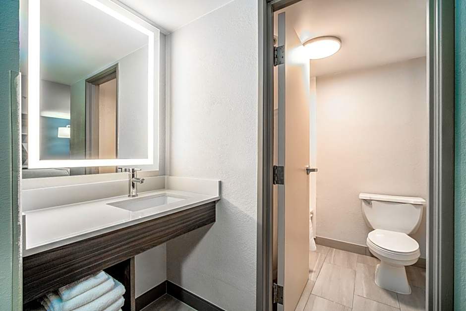 Holiday Inn Express & Suites Phoenix - Mesa West By IHG