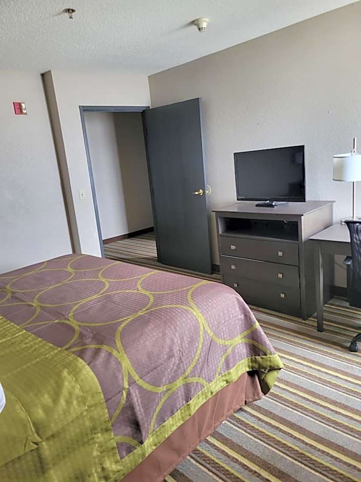 Super 8 by Wyndham Aurora/Naperville Area