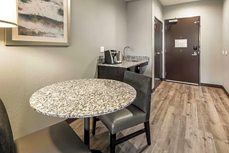 Queen Suite - Hearing Accessible - Non-Smoking