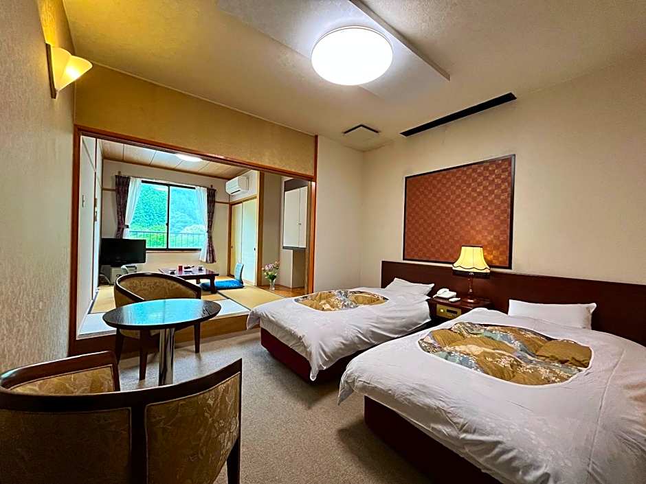 Gokayama Onsen Akaokan