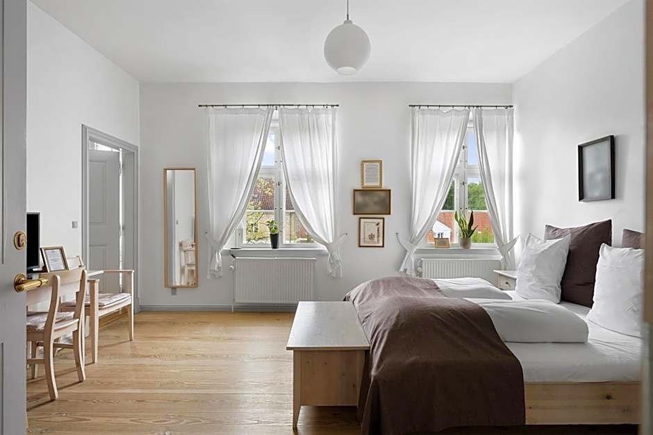 Photo 1 of 9 of Superior 1 Queen Bed