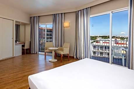 Superior Twin Room with Partial Sea View
