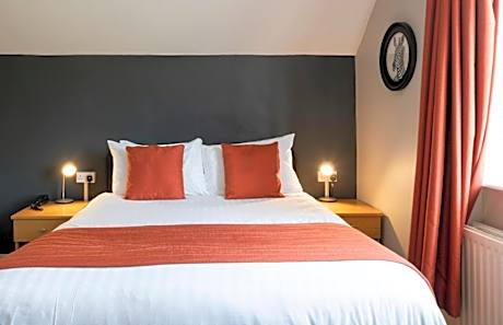 Pettifers Freehouse Hotel