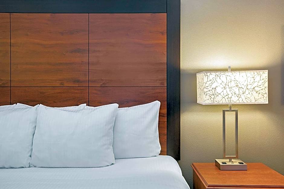 La Quinta Inn & Suites by Wyndham Little Rock North - Mccain Mall