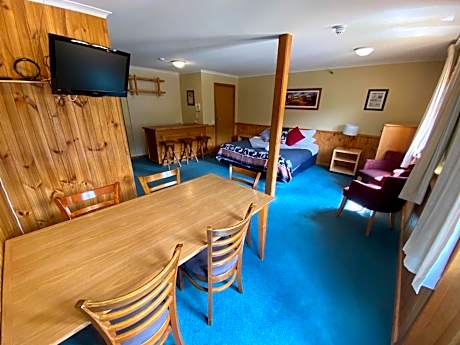 Family Room (5 Adults)