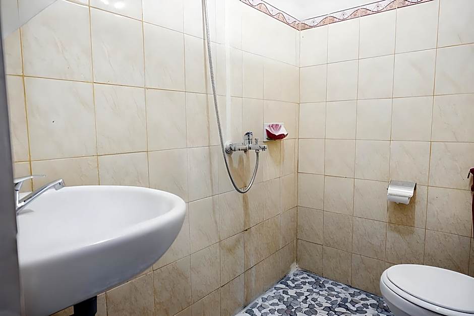 RedDoorz Syariah near Kebun Raya Liwa