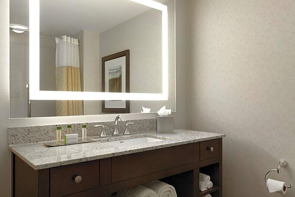 DoubleTree by Hilton Boston Bayside