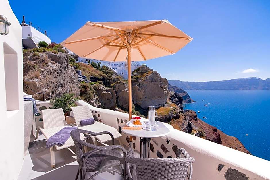 Pezoules of Oia