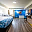 La Quinta Inn & Suites by Wyndham Dallas I-35 Walnut Hill