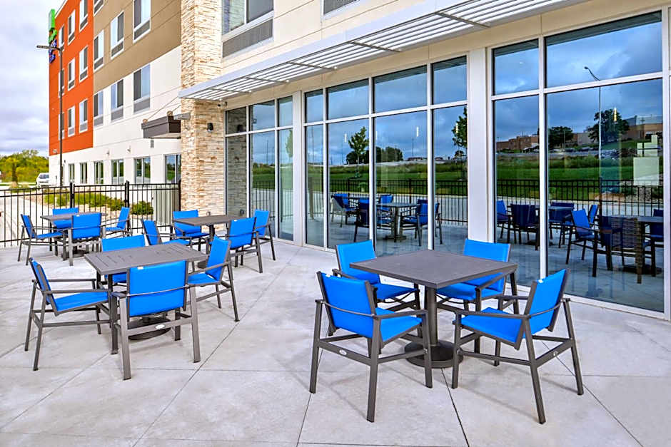 Holiday Inn Express & Suites Kansas City - Lees Summit By IHG