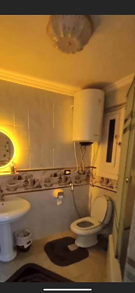 Nice luxurious stay in a modern airconditioned suite , Flat screen TVs, Free Wi-Fi, balcony in the heart of Alexandria