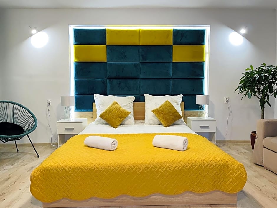 Rynek 14 - Pokoje hotelowe - Cafe&Restaurant - Parking - OrangeTV