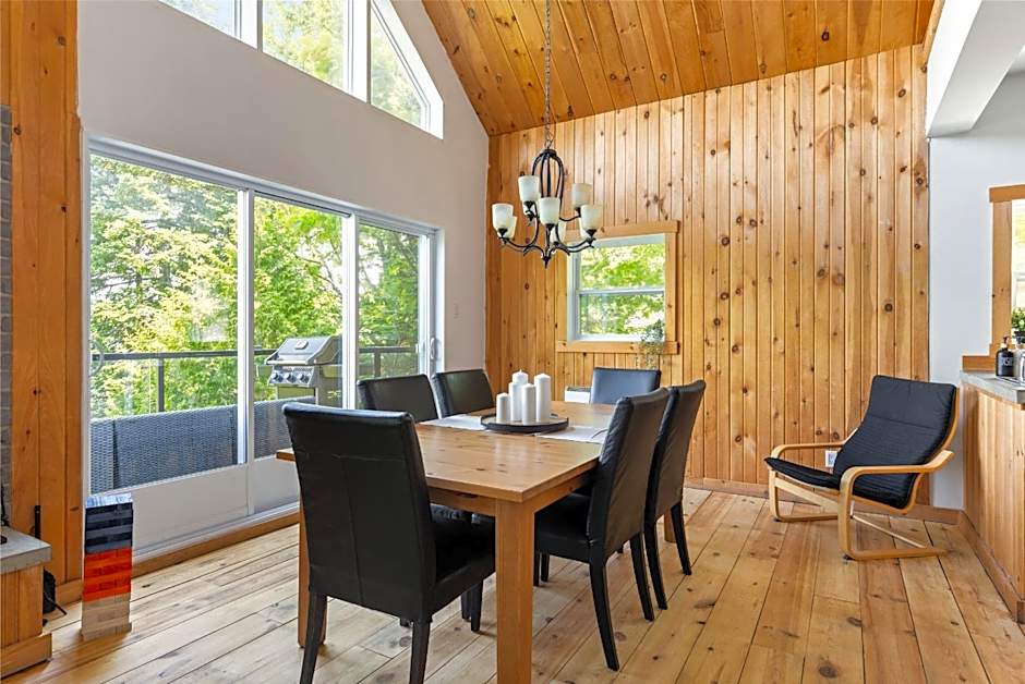 Rustic Waterfront Chalet Panoramic View and Spa