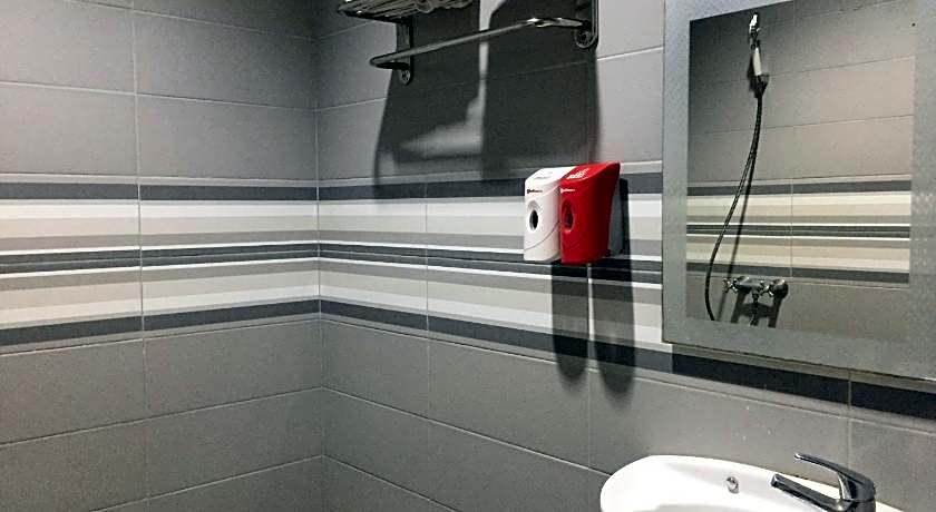 RedDoorz Plus @ Hotel Alden Makassar