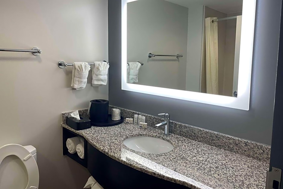 La Quinta Inn & Suites by Wyndham Tulsa Midtown