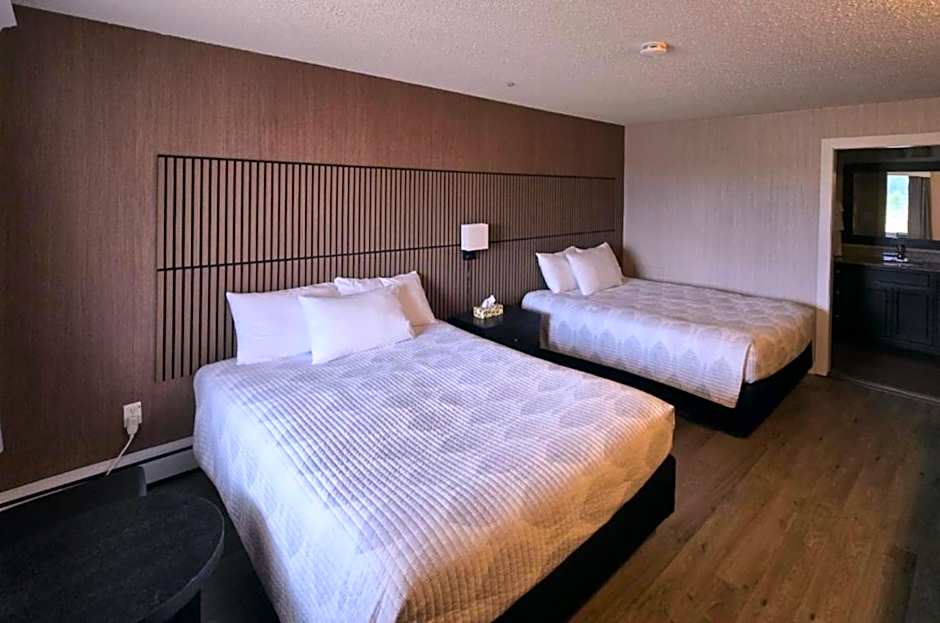 Photo 1 of 2 of 2 Queen Beds, Ground Floor