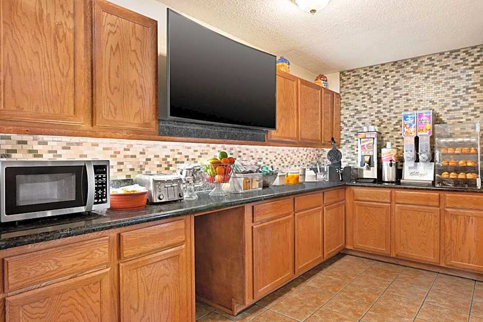 Super 8 by Wyndham Waco University Area