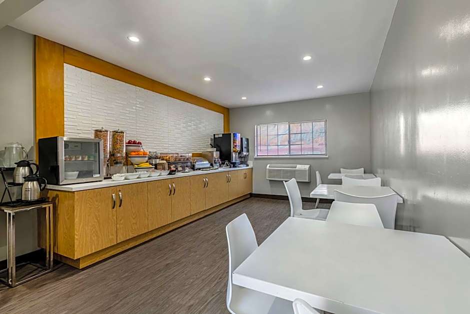 Sunset West Hotel SureStay Collection By Best Western